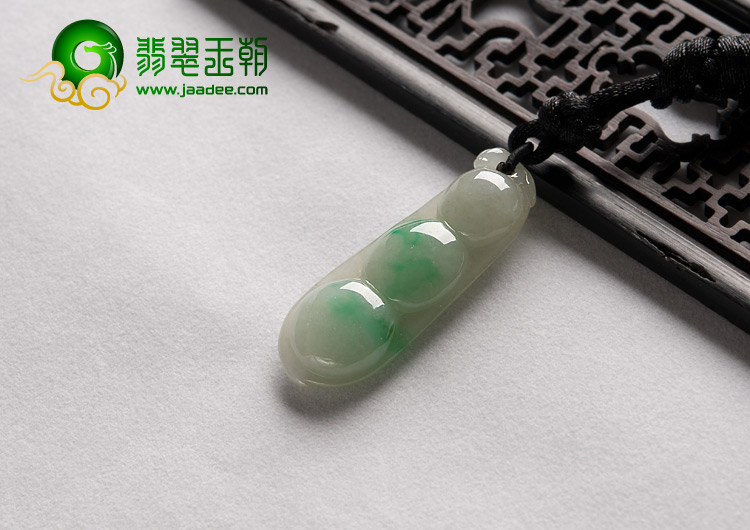 糯冰种翠色缅甸翡翠A货四季豆挂件