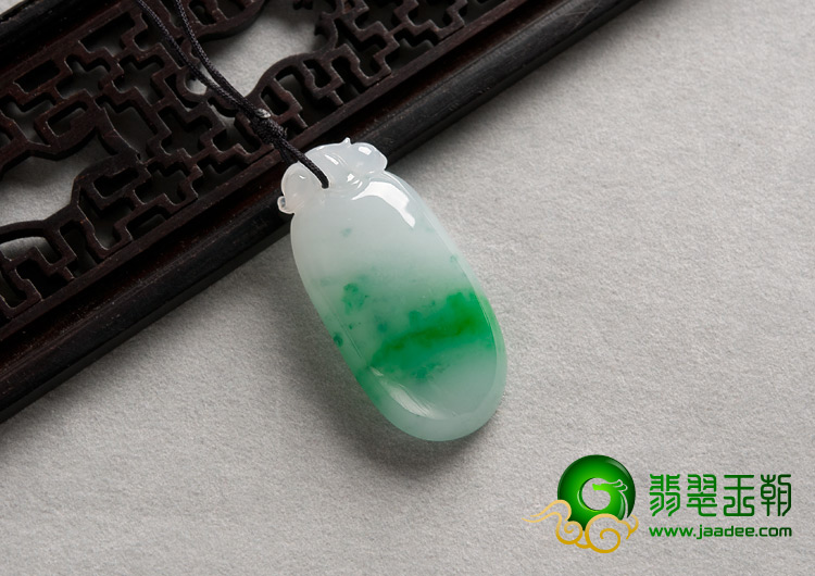 糯冰种飘翠缅甸翡翠A货福瓜挂件