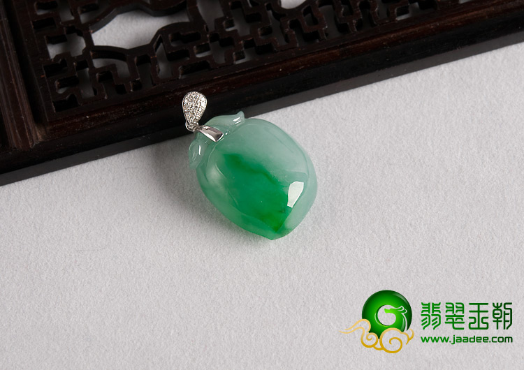 糯冰种飘翠缅甸翡翠A货镶金扣寿桃挂件