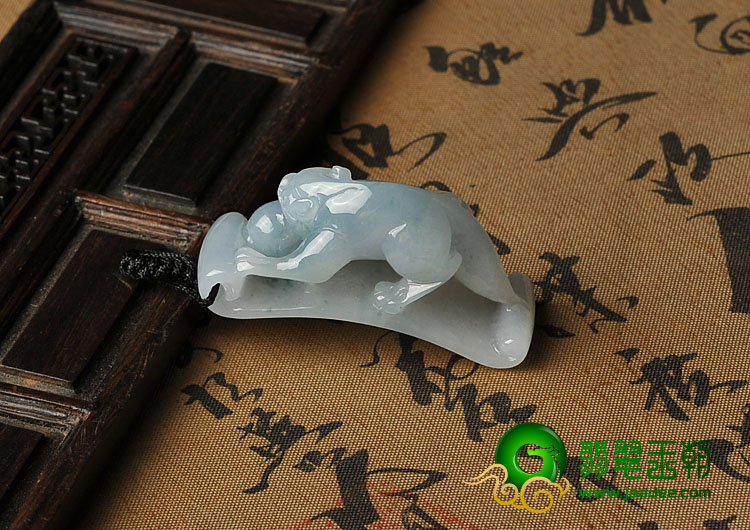 糯冰种晴水缅甸翡翠A货貔貅挂件