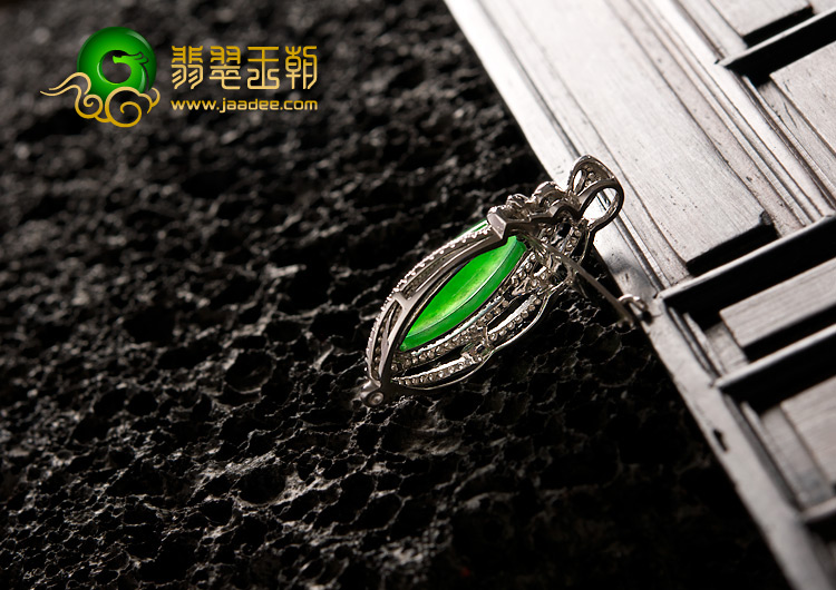 冰种阳绿缅甸翡翠A货镶白金水滴胸坠（真钻）