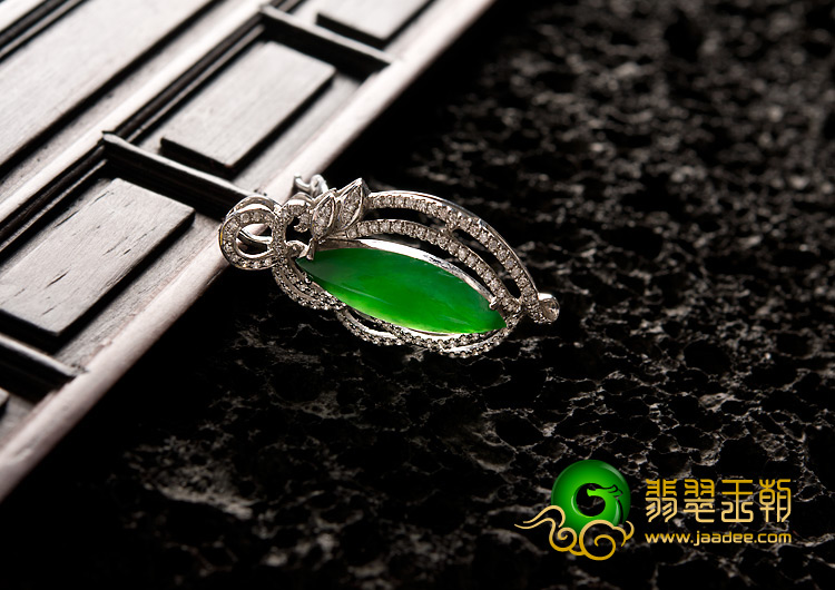 冰种阳绿缅甸翡翠A货镶白金水滴胸坠（真钻）
