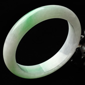 糯冰种淡春带彩缅甸翡翠A货手镯（58.8mm）