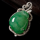 冰种苹果绿缅甸翡翠A货镶白金寿桃胸坠（真钻）