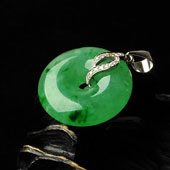糯冰种翠色缅甸翡翠A货镶白金平安扣胸坠（真钻）
