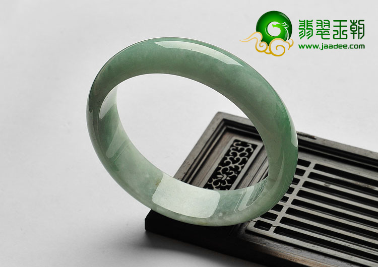 糯冰种略飘翠缅甸翡翠A货手镯（58.9mm）