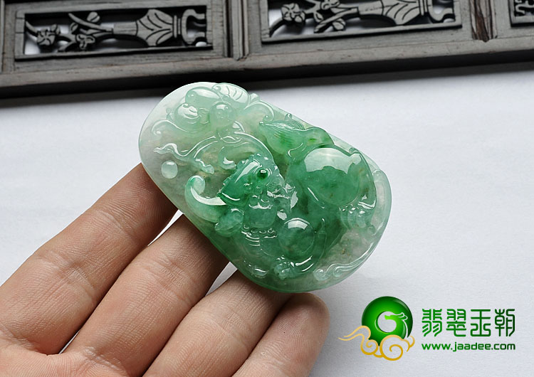冰种翠色缅甸翡翠A货貔貅送福挂件