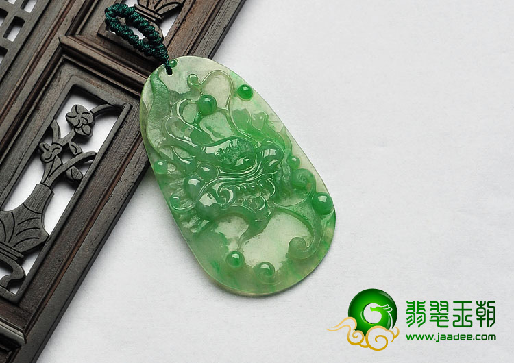 冰种翠色缅甸翡翠A货龙头牌挂件