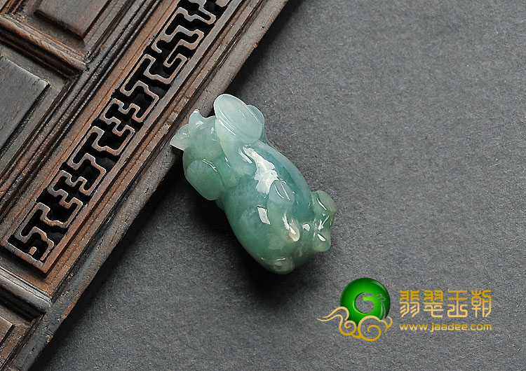 糯冰种晴水缅甸翡翠A货小猪挂件