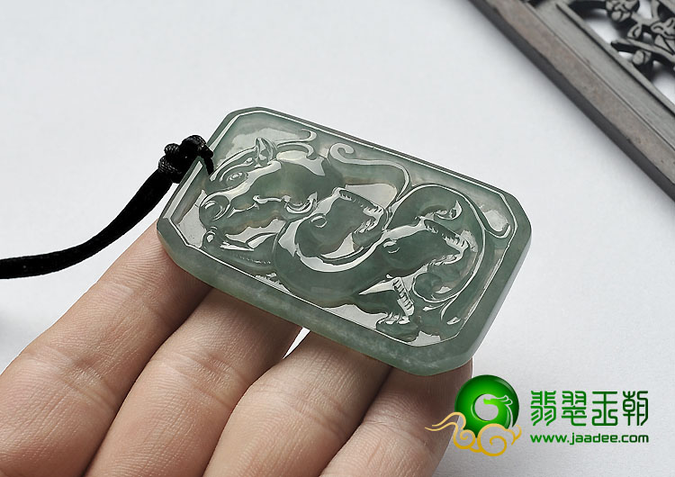 冰种晴水缅甸翡翠A货龙牌挂件