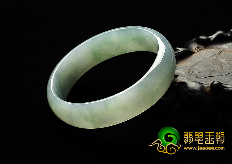 糯冰种略飘花缅甸翡翠A货贵妃镯（54.4-49.3mm）