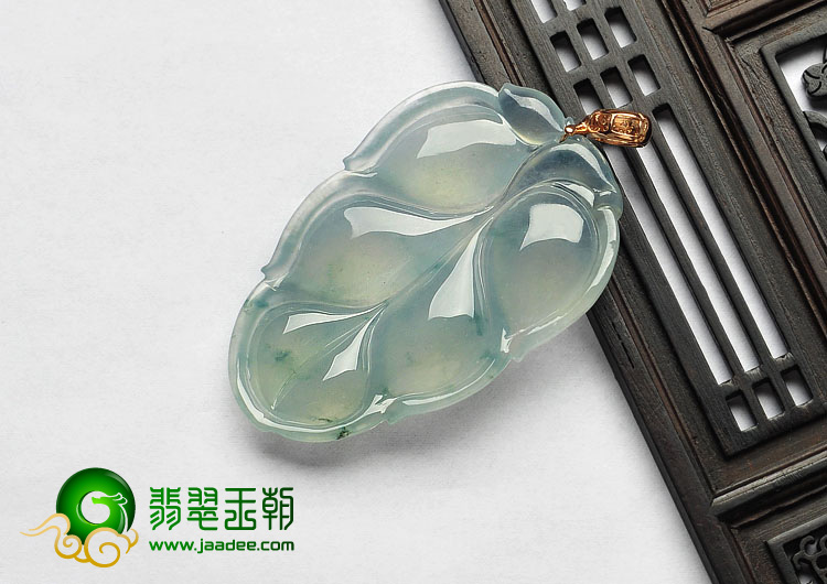 冰玻种晴水略飘花缅甸翡翠A货镶金扣叶子挂件