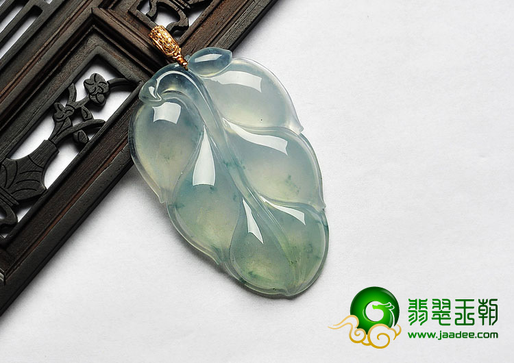 冰玻种晴水略飘花缅甸翡翠A货镶金扣叶子挂件