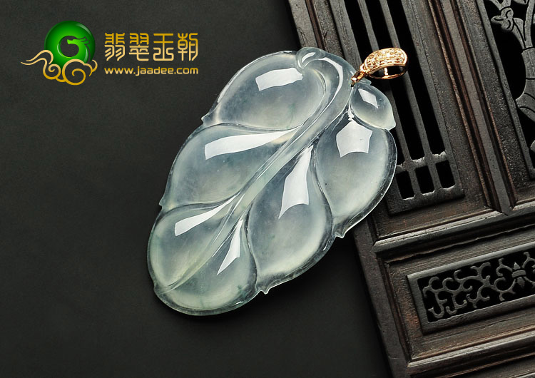 冰玻种晴水略飘花缅甸翡翠A货镶金扣叶子挂件