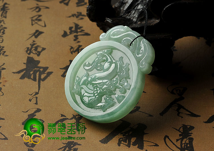 糯冰种晴水缅甸翡翠A货仿古龙牌挂件