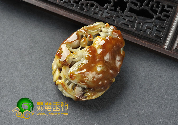 细糯种褐黄翡缅甸翡翠A货金蟾送宝挂件