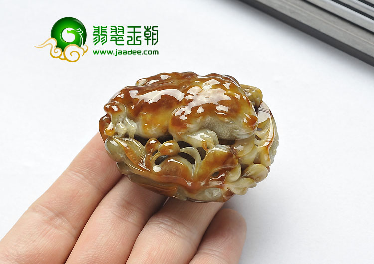 细糯种褐黄翡缅甸翡翠A货金蟾送宝挂件