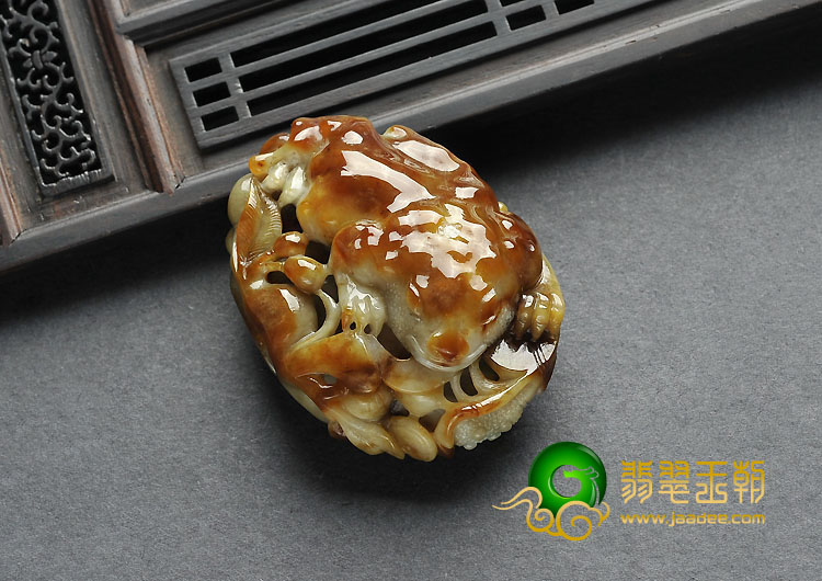 细糯种褐黄翡缅甸翡翠A货金蟾送宝挂件