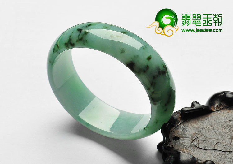 糯冰种淡翠色缅甸翡翠A货贵妃镯（52.2mm-46.4mm）