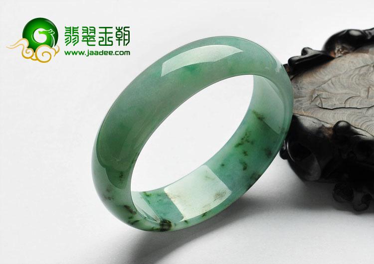 糯冰种淡翠色缅甸翡翠A货贵妃镯（52.2mm-46.4mm）