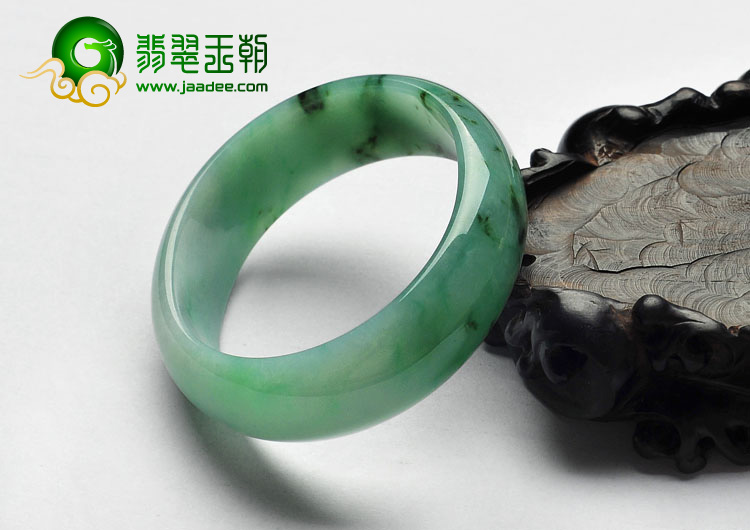 糯冰种淡翠色缅甸翡翠A货贵妃镯（52.2mm-46.4mm）