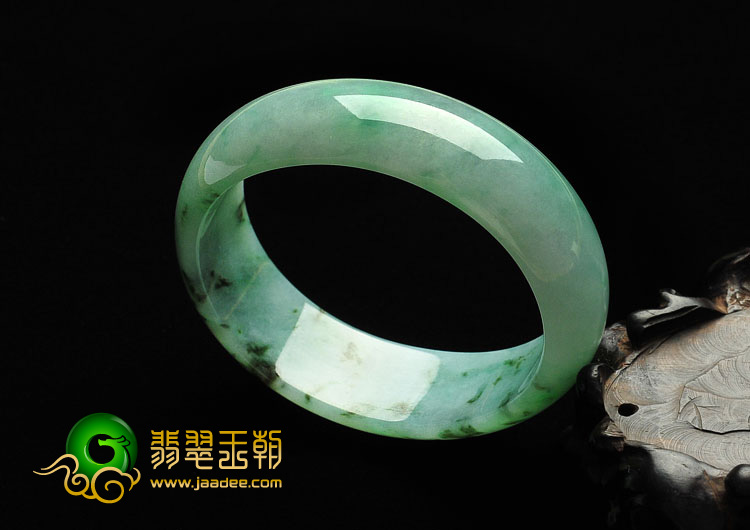 糯冰种淡翠色缅甸翡翠A货贵妃镯（52.2mm-46.4mm）