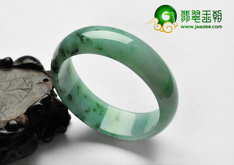 糯冰种淡翠色缅甸翡翠A货贵妃镯（52.2mm-46.4mm）