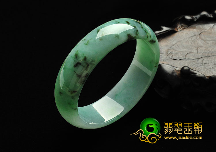 糯冰种淡翠色缅甸翡翠A货贵妃镯（52.2mm-46.4mm）