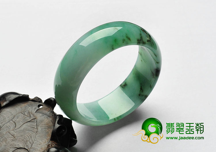 糯冰种淡翠色缅甸翡翠A货贵妃镯（52.2mm-46.4mm）