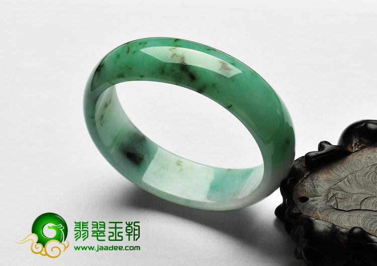 feicui糯冰种淡翠色缅甸翡翠A货贵妃镯（56mm-49.1mm）