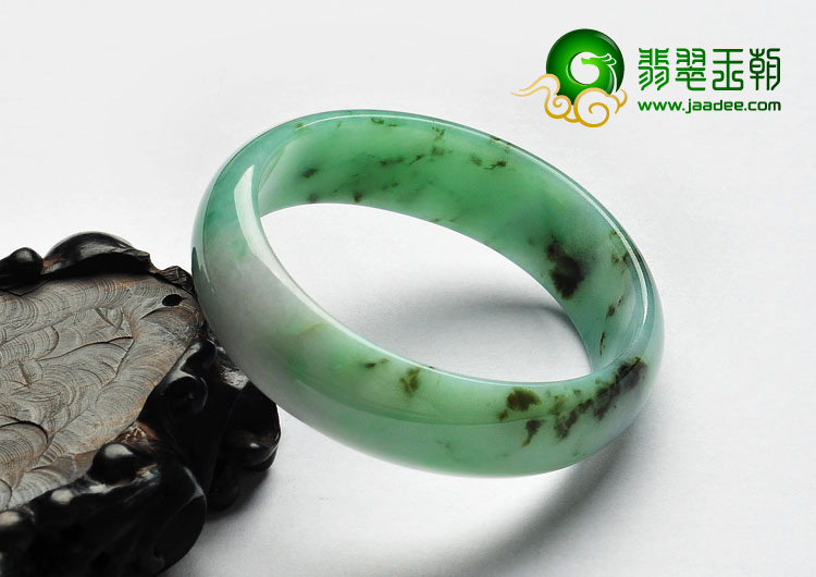 feicui糯冰种淡翠色缅甸翡翠A货贵妃镯（56mm-49.1mm）