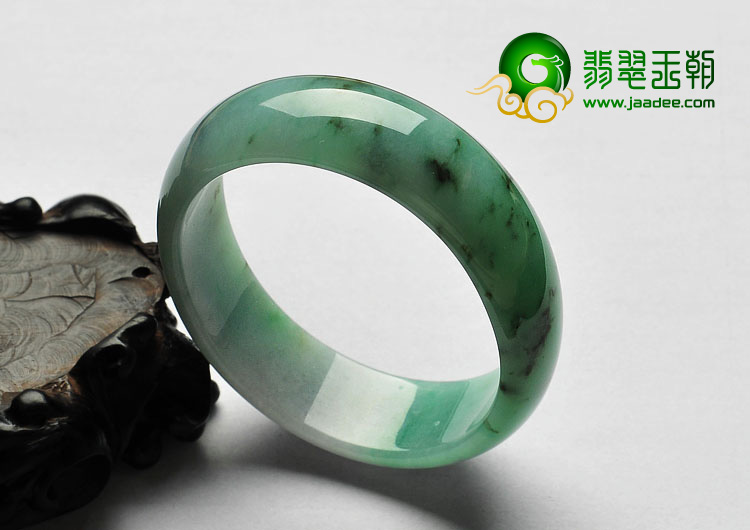 feicui糯冰种淡翠色缅甸翡翠A货贵妃镯（56mm-49.1mm）