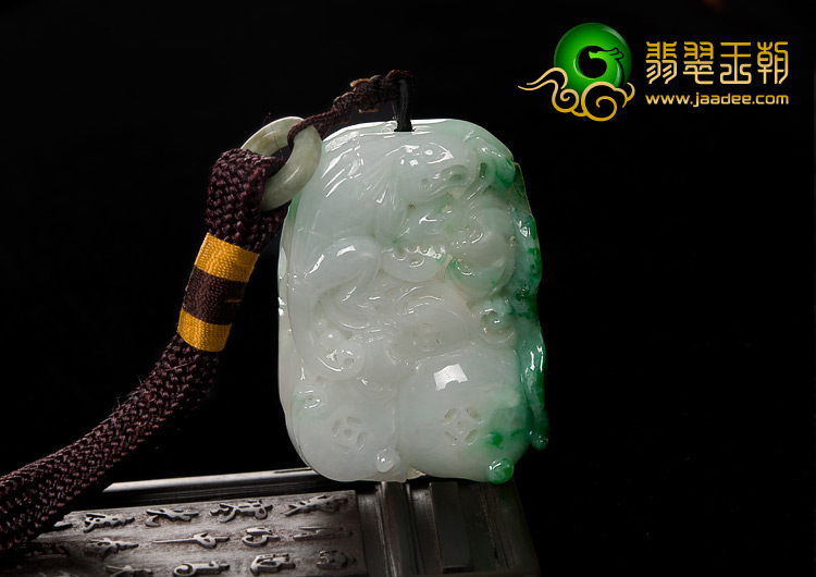 糯冰种翠色缅甸翡翠A货今非昔比挂件