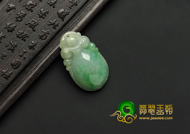 糯冰种飘翠缅甸翡翠A货花瓶挂件