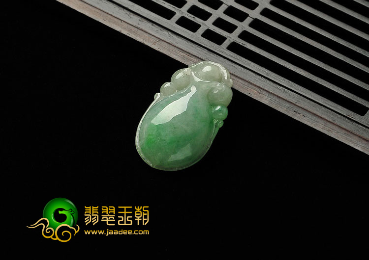 糯冰种飘翠缅甸翡翠A货花瓶挂件