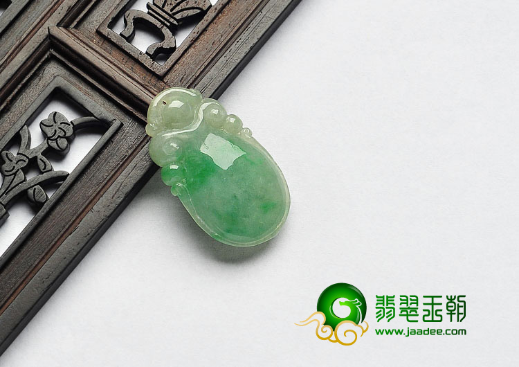 糯冰种飘翠缅甸翡翠A货花瓶挂件