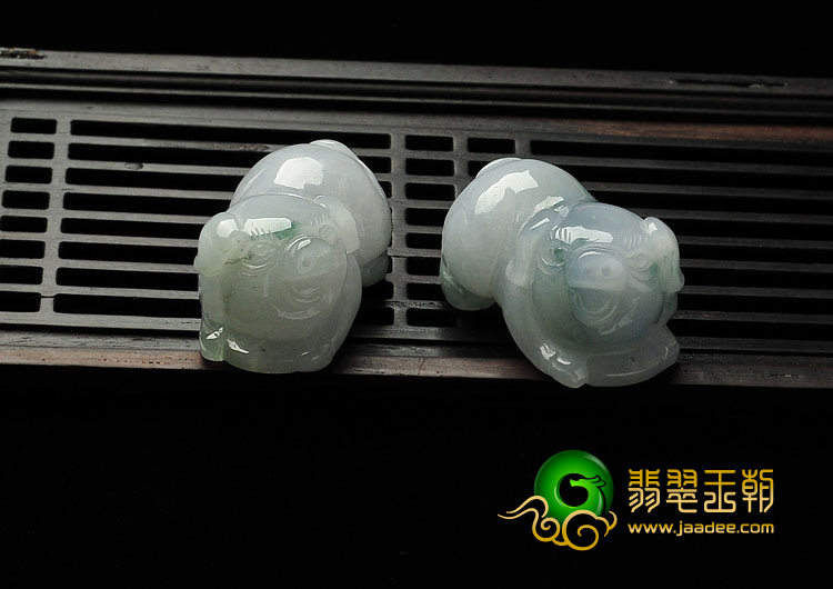 糯冰种飘花缅甸翡翠A货发财猪挂件（一对）