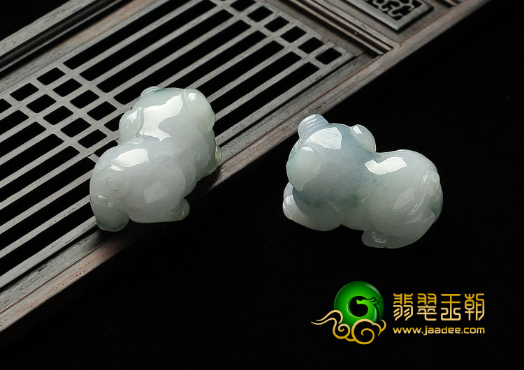 糯冰种飘花缅甸翡翠A货发财猪挂件（一对）