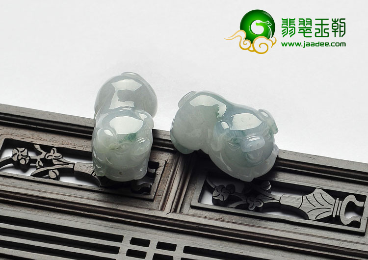 糯冰种飘花缅甸翡翠A货发财猪挂件（一对）
