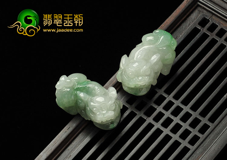 糯冰种飘翠缅甸翡翠A货貔貅挂件（一对）