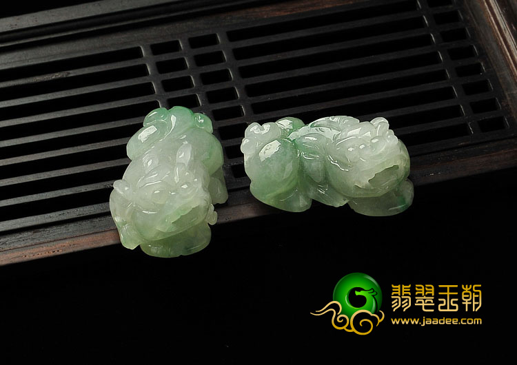 糯冰种飘翠缅甸翡翠A货貔貅挂件（一对）