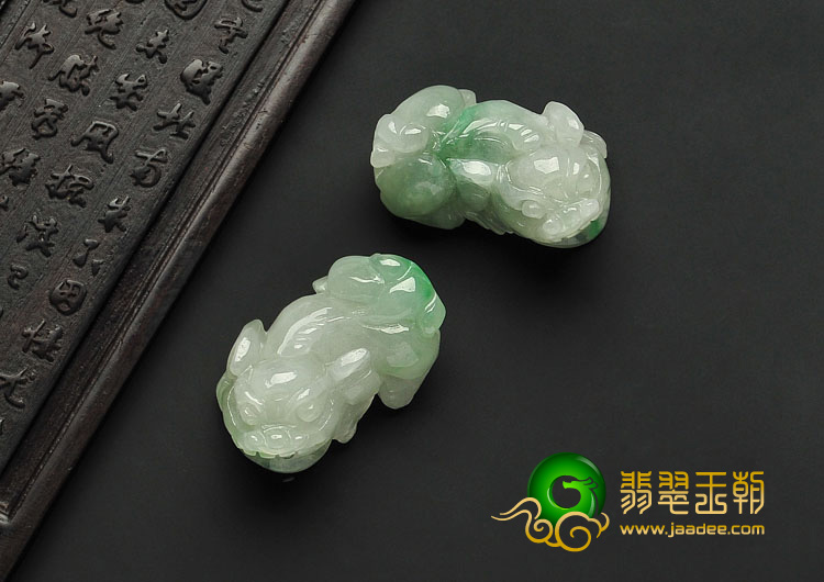糯冰种飘翠缅甸翡翠A货貔貅挂件（一对）