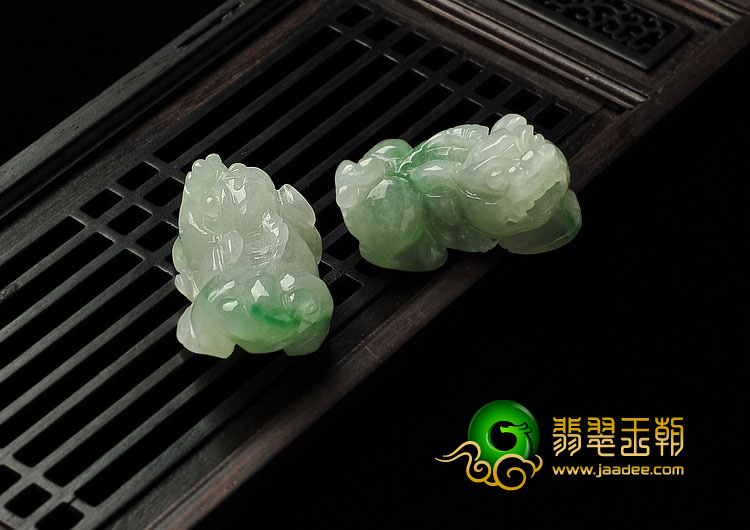 糯冰种飘翠缅甸翡翠A货貔貅挂件（一对）