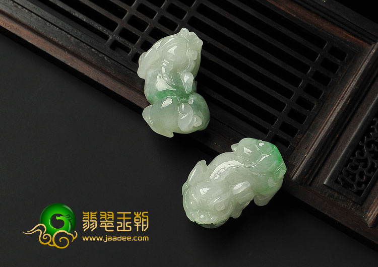 糯冰种飘翠缅甸翡翠A货貔貅挂件（一对）