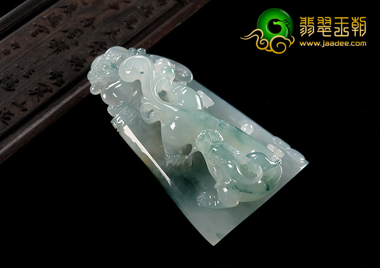 冰种飘花略带黄翡缅甸翡翠A货仿古龙牌挂件