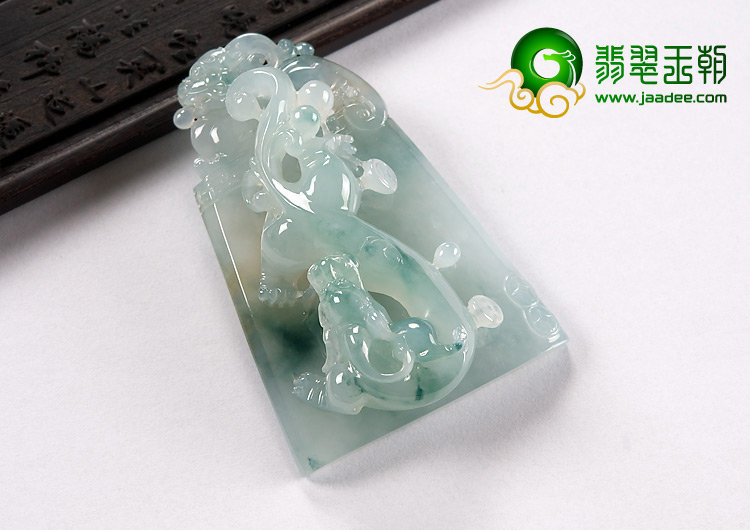 冰种飘花略带黄翡缅甸翡翠A货仿古龙牌挂件