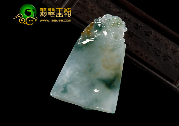 冰种飘花略带黄翡缅甸翡翠A货仿古龙牌挂件