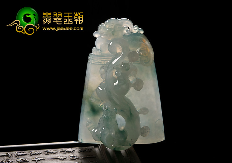 冰种飘花略带黄翡缅甸翡翠A货仿古龙牌挂件
