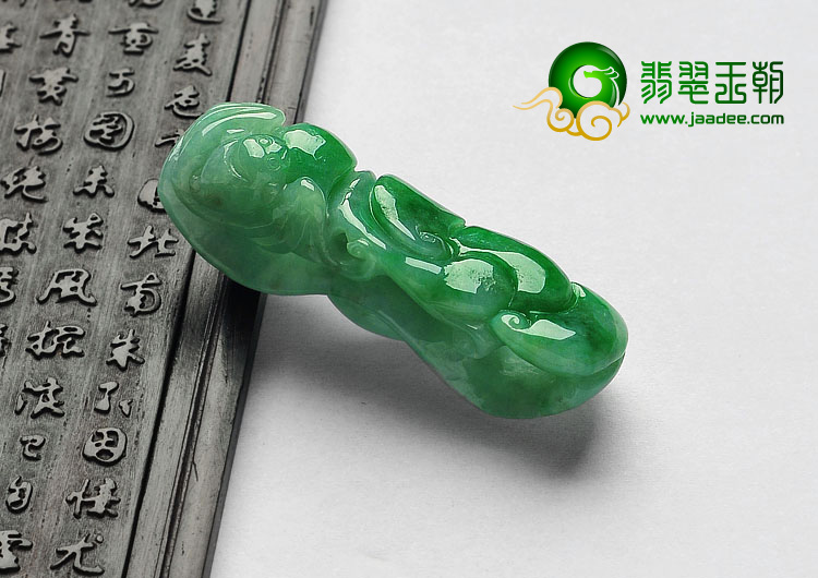 糯冰种翠色缅甸翡翠A货龙钩挂件