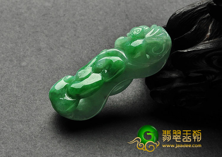 糯冰种翠色缅甸翡翠A货龙钩挂件